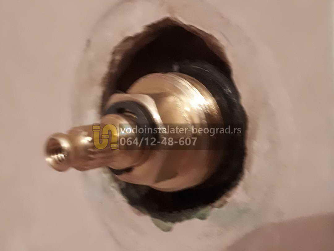 virbla ventila pola cola u zidu